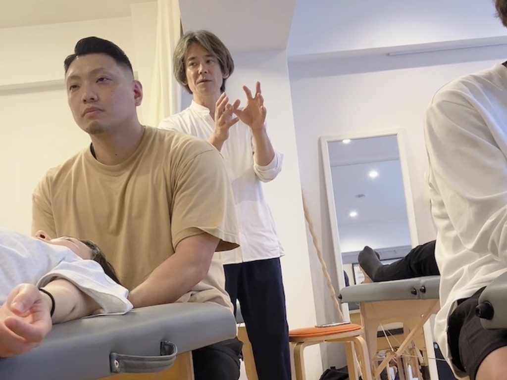 真剣にセミナーの実技をしている様子。
